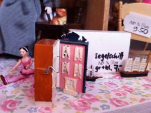 Mini Puppenhaus für die Puppenstube, Zinn bemalt, Offen