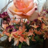 Seidenblume Rose lachsrosa und Blütenzweig rosa