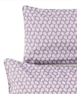Puppenbett Bettwäsche lila mit Blättchen Detail