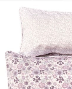Puppenbett Bettwäsche lila weiss mit Blumen Detail