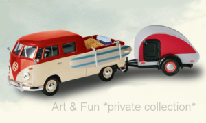 VW Type 2 T1 rot beige Pick Up mit Surfboard und Teardrop Anhaenger 1u24 Motormax