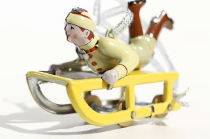 Deko Schlitten mit Junge Detail
