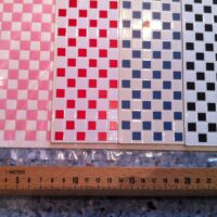 Bodenfliesen geprägt 1:12, Kunststoff rosa weiss, rot weiss, blau weiss, schwarz weiss