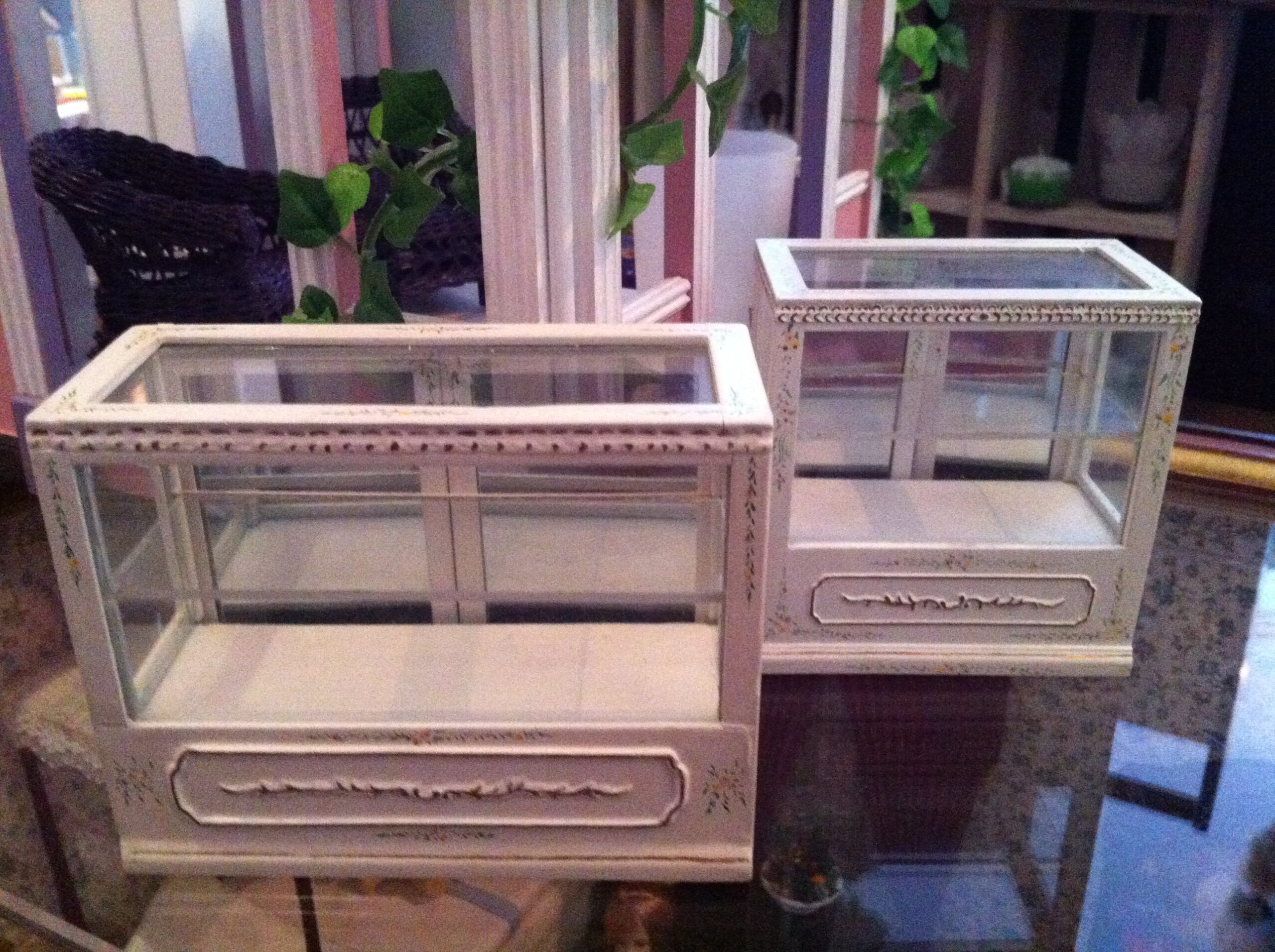 Vitrine eckig breit, niedrig weiss, 1:12