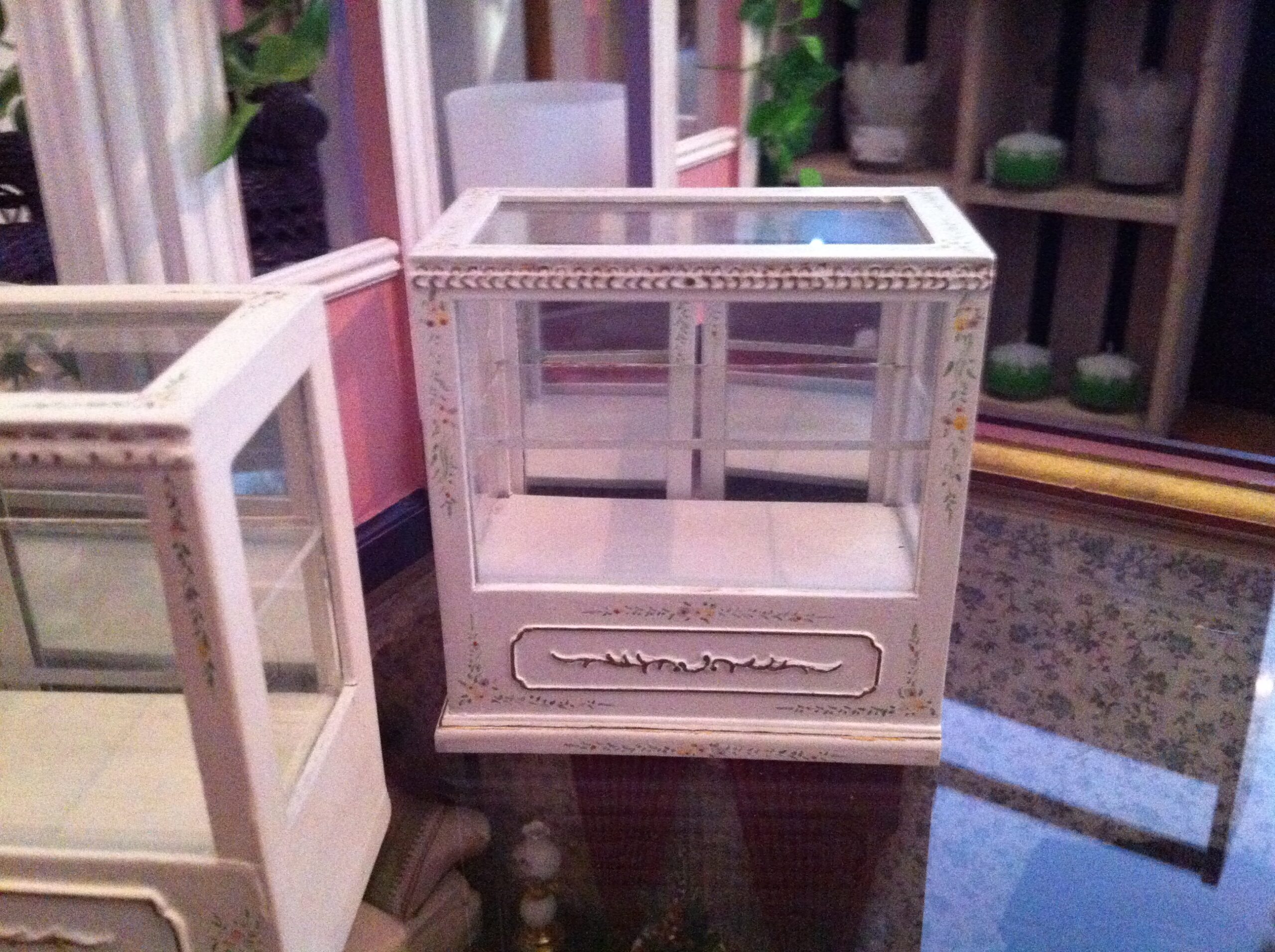 Vitrine eckig schmal, niedrig weiss, 1:12