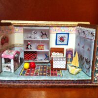 Puppenstube 1:144, Kinderzimmer mit Gestell und Schiff gelb