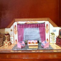 Puppenstube 1:144, grosser Salon rosa, Kachelofen beige, Buffett braun