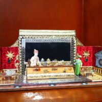 Puppenstube 1:144, Schmuckladen rot mit grossem Spiegel und 2 Damen