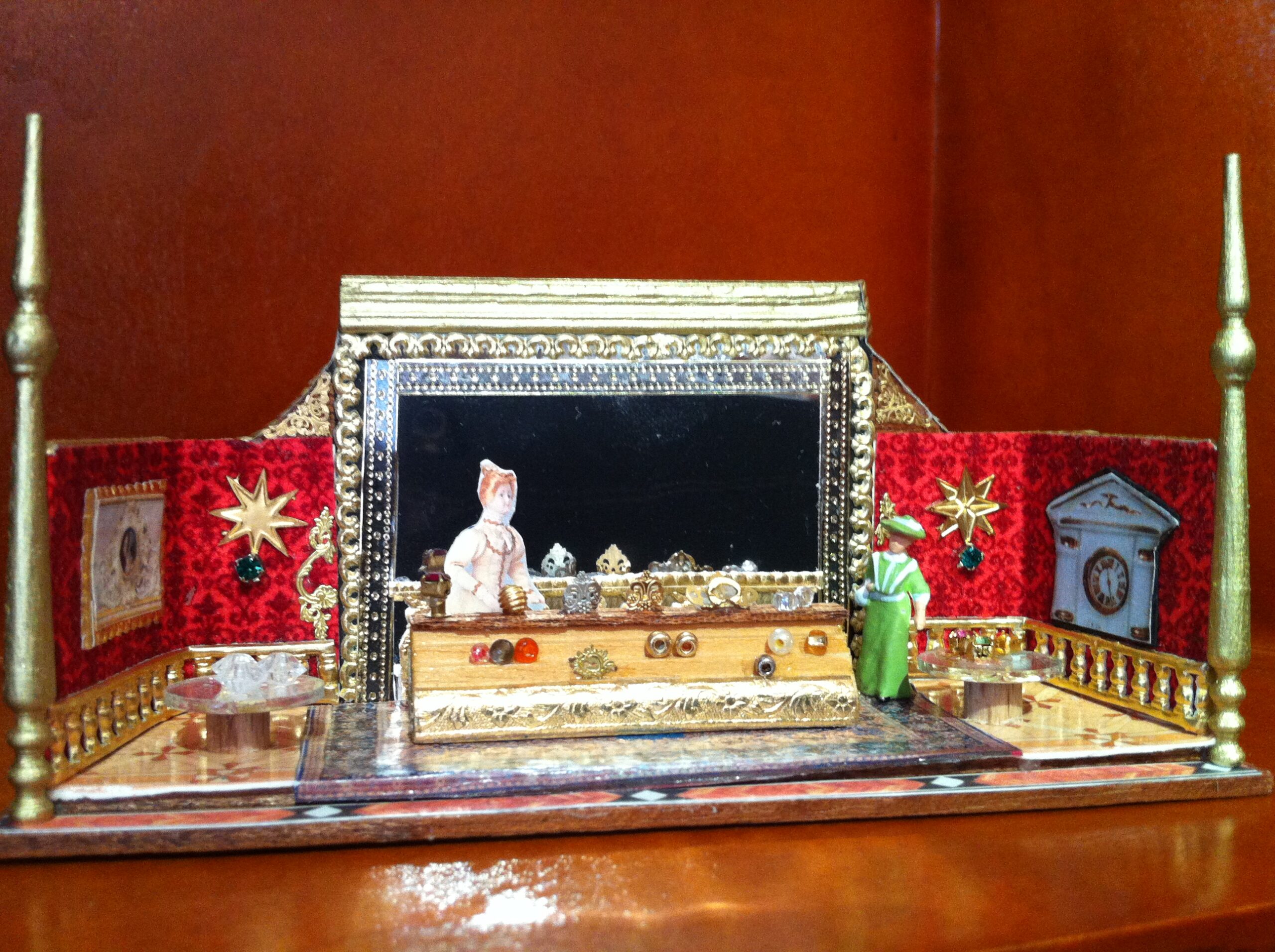 Puppenstube 1:144, Schmuckladen rot mit grossem Spiegel und 2 Damen