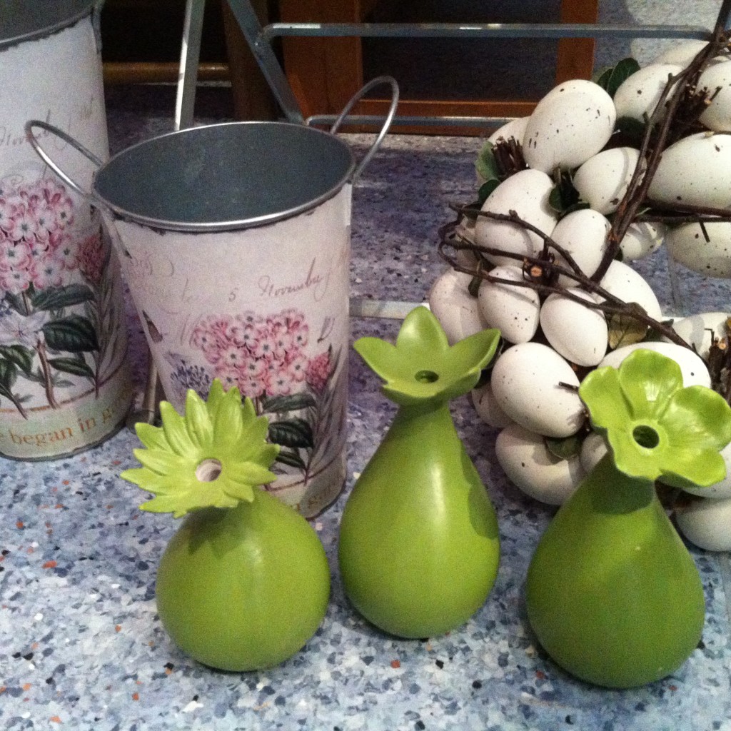 Tonväseli grün, mit Blüte